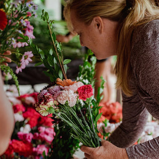 Woman select flowers.